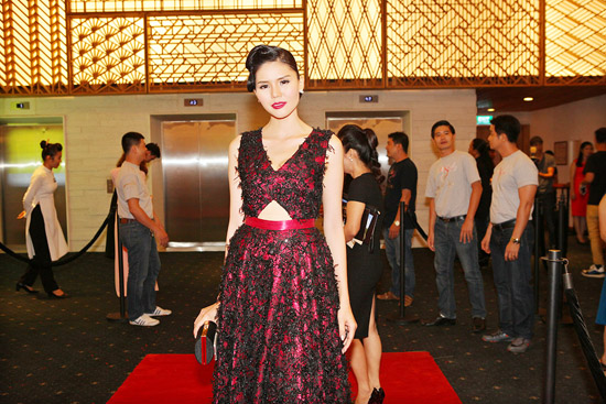 Á hậu Kim Nguyên lộng lẫy tham dự show diễn thời trang 